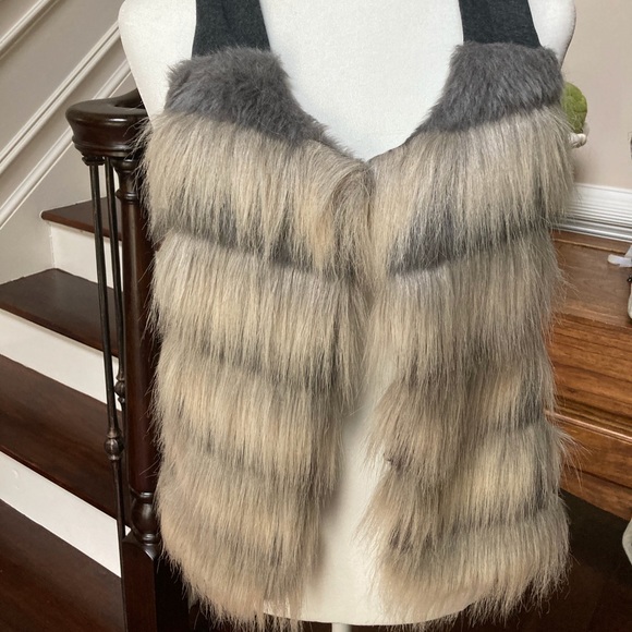 LOGO faux fur vest - Picture 2 of 10